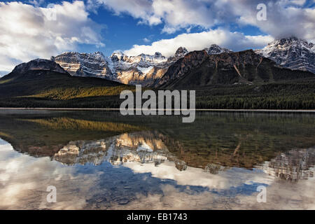 Première neige d'automne lumière révèle sur l'Alberta's Canadian Rockies reflétant dans le lac de la sauvagine supérieure dans le parc national Jasper. Banque D'Images