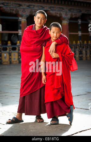 Jeunes bhoutanais moines bouddhistes en robe cramoisie à Paro Dzong, le Bhoutan Banque D'Images