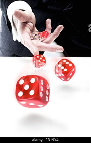 Un gros plan d'un businessman throwing dice. Le concept de risque. Banque D'Images