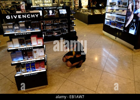 Parfums Givenchy exposés dans un magasin de cosmétiques et parfums de la zone hors taxes de l'aéroport international Queen Alia d'Amman, en Jordanie Banque D'Images