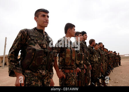 Les combattants kurdes des unités de protection du peuple YPG y participent Dans une cérémonie de recrutement dans un camp d'entraînement Al Hasakah Ou dans le district d'Hassakeh, dans le nord de la Syrie Banque D'Images