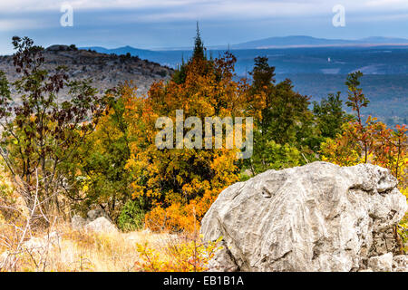 Voir l'automne de la Croix (Krizevac) Mountain à Medjugorje en Bosnie Erzegovina ed : arbres brunâtre, mauvaises herbes vertes, orange et jaune des feuilles et rochers gris Banque D'Images