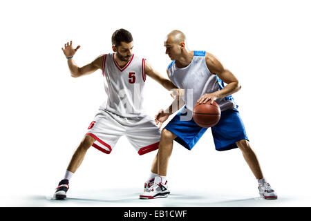 Isolé sur blanc deux joueurs de basket-ball en action Banque D'Images