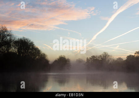 Tamise, Windsor, Royaume-Uni. 24 novembre 2014. Brume sur la Tamise au lever du soleil Crédit : Ed Brown/Alamy Live News Banque D'Images