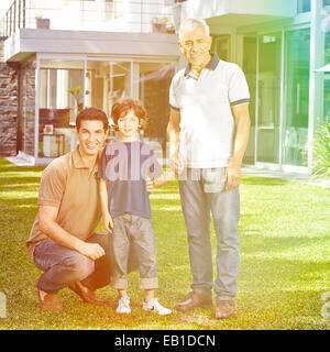 Smiling family dans trois générations en été dans un jardin Banque D'Images