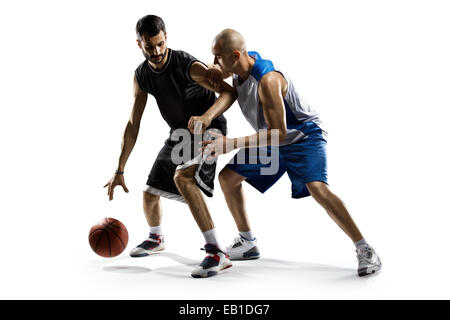 Isolé sur blanc deux joueurs de basket-ball en action Banque D'Images