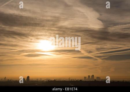 Alexandra Palace Park, London UK, 24 novembre 2014. La vue vers le centre de Londres à partir de Alexandra Palace Park comme la ville se réveille d'un matin froid. Credit : Patricia Phillips/Alamy Live News Banque D'Images