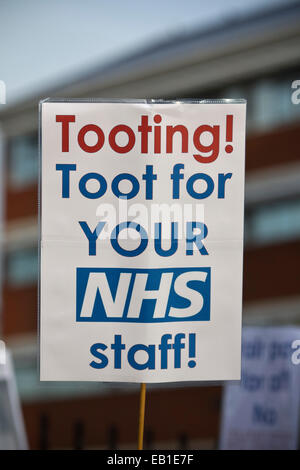 Londres, Royaume-Uni. 24 Nov, 2014. Le personnel du NHS en grève partout au Royaume-Uni, St George's Hospital, Tooting, South London, UK photo montre le personnel du NHS en grève aujourd'hui en dehors de la St George's Hospital à Tooting, dans le sud de Londres, UK Crédit : Jeff Gilbert/Alamy Live News Banque D'Images