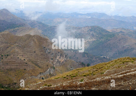 Vue sur la campagne sicilienne de nuages bas depuis le sommet du Monte Venere Sicile Italie Banque D'Images