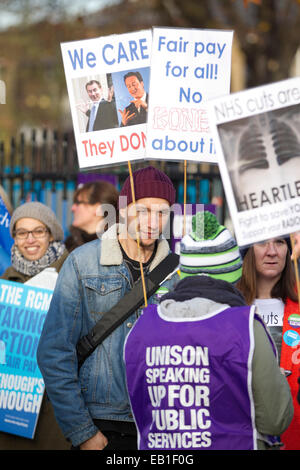 Londres, Royaume-Uni. 24 Nov, 2014. Le personnel du NHS en grève partout au Royaume-Uni, St George's Hospital, Tooting, South London, UK photo montre le personnel du NHS en grève aujourd'hui en dehors de la St George's Hospital à Tooting, dans le sud de Londres, UK Crédit : Jeff Gilbert/Alamy Live News Banque D'Images
