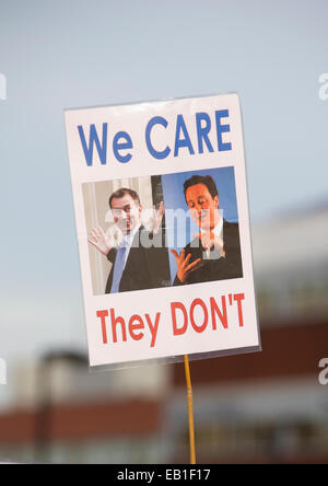 Londres, Royaume-Uni. 24 Nov, 2014. Le personnel du NHS en grève partout au Royaume-Uni, St George's Hospital, Tooting, South London, UK Photo montre NHS en grève aujourd'hui en dehors de la St George's Hospital à Tooting, dans le sud de Londres, UK Crédit : Jeff Gilbert/Alamy Live News Banque D'Images