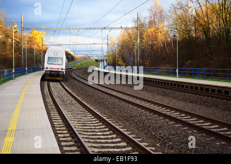 Un train arrivant en ville une petite gare Banque D'Images