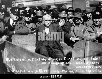 Le politicien du SPD Bernhard Kuhnt est exposé au public après son arrestation par les troupes de Marine sa à Chemnitz, en Allemagne, le 09 mars 1933. Le texte écrit sur la photo par les hommes de la sa, qui ont distribué ces photos et d'autres comme cartes postales, se lit comme suit: "Le chef stoker et novembre thug Kuhnt sur son chemin pour nettoyer l'apparence des rues de Chemnitz, arrêtés par les troupes de la tempête marine de Chemnitz le 9.III.33." Fotoarchiv für Zeitgeschichtee - PAS DE SERVICE DE FIL Banque D'Images