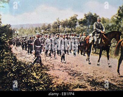 Un allemand contemporain de propagande colorisée photo montre l'infanterie allemande marchant de l'autre côté de la frontière belge en août 1914. Photo : Archives Neumann - PAS DE SERVICE DE FIL Banque D'Images