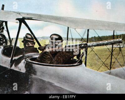 La propagande allemande colorisée contemporain photo montre un pilote de chasse allemand avec une mitrailleuse au cours de la bataille de la Somme en 1916. Photo : Archives Neumann - PAS DE SERVICE DE FIL Banque D'Images