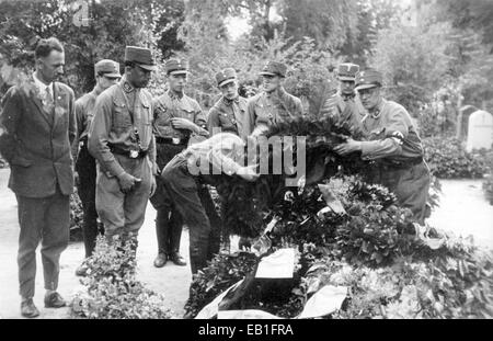 Les troupes de sa (Sturmabteilung) ont déposé une couronne d'Adolf Hitler sur la tombe pendant l'enterrement de Walter Bluemel, Qui a été tué dans le soi-disant 'Kampf für die Bewegung' (lutte pour le mouvement) et a ensuite été connu sous le nom de 'Leipzig Blutzeuge der Bewegung' (témoin de sang du mouvement) en Saxe en 1931. Fotoarchiv für Zeitgeschichtee - PAS DE SERVICE DE FIL Banque D'Images