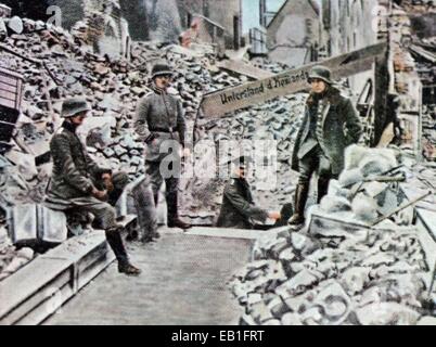 La propagande allemande colorisée contemporain photo montre des soldats allemands dans une commande locale site, mis en place dans le sous-sol d'un immeuble détruit, sur l'avant (Siegfried d'Arras par Saint Quentin à Soissons) à Saint Quentin, France, 1917. Photo : Archives Neumann - PAS DE SERVICE DE FIL Banque D'Images