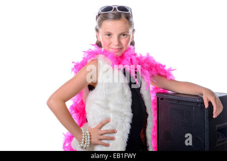 Une jolie petite fille avec un boa de plume rose sur fond blanc Banque D'Images