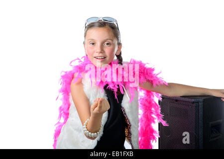 Une jolie petite fille avec un boa de plume rose sur fond blanc Banque D'Images