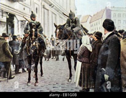 La propagande allemande colorisée contemporain photo montre les soldats allemands du groupe Mackensen marchent au Bucarest, Roumanie en décembre 1916. Photo : Archives Neumann - PAS DE SERVICE DE FIL Banque D'Images