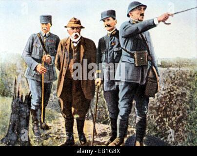 La propagande allemande colorisée contemporain photo montre le premier ministre français, Georges Clemenceau (2-L) sur le front ouest, en 1917. Photo : Archives Neumann - PAS DE SERVICE DE FIL Banque D'Images