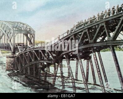 La propagande allemande colorisée contemporain photo montre les troupes allemandes sur un pont démoli pendant la marche de Riga en septembre 1917. Photo : Archives Neumann - PAS DE SERVICE DE FIL Banque D'Images