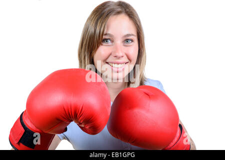 Une jolie jeune fille avec des gants de boxe rouge sur le fond blanc Banque D'Images