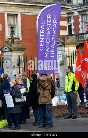 Manchester, UK. 24 novembre, 2014. Grève du personnel du NHS pendant quatre heures à l'extérieur des hôpitaux sur Oxford Road à l'appui de leur demande de payer une augmentation de 1  %, qui a été rejeté par le gouvernement, cela fait suite à une grève similaire le 22 octobre 2014.NHS Strike Manchester, UK Crédit : John Fryer/Alamy Live News Banque D'Images