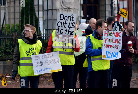 Manchester, UK. 24 novembre, 2014. Grève du personnel du NHS pendant quatre heures à l'extérieur des hôpitaux sur Oxford Road à l'appui de leur demande de payer une augmentation de 1  %, qui a été rejeté par le gouvernement, cela fait suite à une grève similaire le 22 octobre 2014.NHS Strike Manchester, UK Crédit : John Fryer/Alamy Live News Banque D'Images