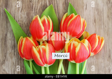 Son "affection" pour la carte, ce qui signifie merci en français, avec des tulipes rouges et jaunes Banque D'Images