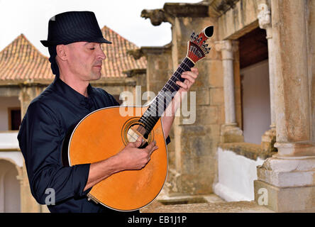 Le Portugal, l'Algarve : João Cuña musicien jouant la Guitarra Portuguesa dans le cloître de la Museu Municipial à Faro Banque D'Images