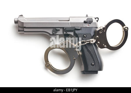 Pistolet et menottes sur fond blanc Banque D'Images