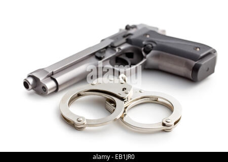 Pistolet et menottes sur fond blanc Banque D'Images