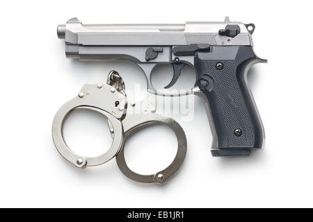 Pistolet et menottes sur fond blanc Banque D'Images