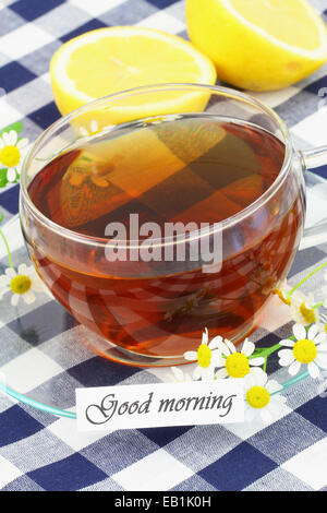 Bonjour carte avec tasse de thé et fleurs de camomille Banque D'Images