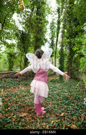 Jeune Fille habillée en fée en bois Banque D'Images