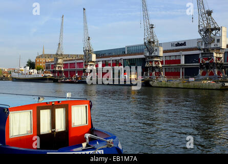 Bristol, Angleterre : Octobre 31st, 2014 : vue sur le MShed waterfront museum à travers le port flottant. Banque D'Images