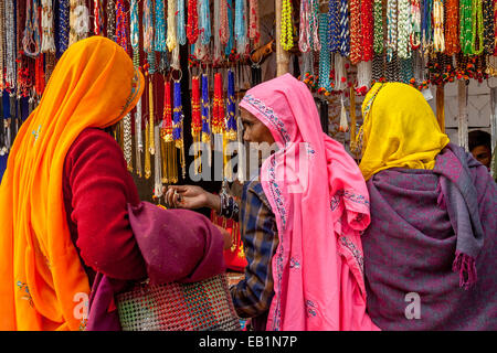 Les femmes de l'achat de Perles et Colliers, Pushkar Camel Fair, Pushkar, Rajasthan, India Banque D'Images