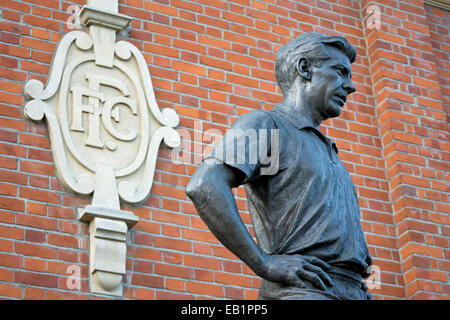 Détail de la statue par Douglas Jennings de fulham et Angleterre joueur de Johnny Haynes, Craven cottage, Fulham, Londres, Angleterre Banque D'Images