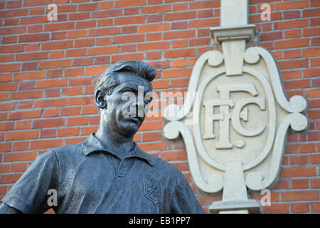 Détail de la statue par Douglas Jennings de fulham et Angleterre joueur de Johnny Haynes, Craven cottage, Fulham, Londres, Angleterre Banque D'Images