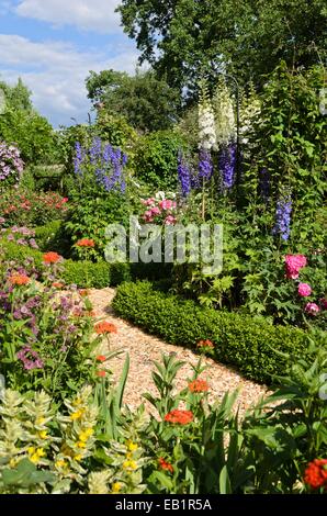 Masterwort Astrantia major (grand), croix de malte lychnis chalcedonica (syn. Silene chalcedonica) larkspur (Delphinium elatum,) et les roses (rosa). Banque D'Images