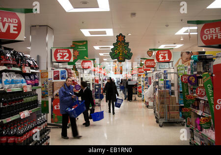 Sainsbury's à Clapham - allée à Noël - London UK Banque D'Images