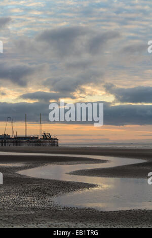 Blackpool, Royaume-Uni. 24 novembre, 2014. Un jour froid mais sec arrive à sa fin avec les formations de nuages spectaculaires combinant avec le soleil couchant pour produire une vue imprenable sur les toits de Lancashire Crédit : Gary Telford/Alamy live news Banque D'Images