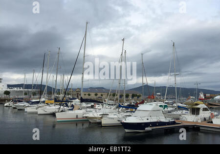 Vigo, Espagne. 18 Nov, 2014. Le port de plaisance dans le Nord de la ville espagnole de Vigo, Espagne, 18 novembre 2014. Photo : Carmen Jaspersen/dpa/Alamy Live News Banque D'Images