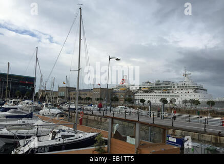 Vigo, Espagne. 18 Nov, 2014. Le port de plaisance dans le Nord de la ville espagnole de Vigo, Espagne, 18 novembre 2014. Photo : Carmen Jaspersen/dpa/Alamy Live News Banque D'Images