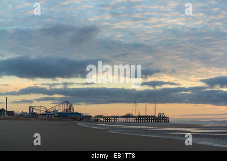 Blackpool, Royaume-Uni. 24 novembre, 2014. Un jour froid mais sec arrive à sa fin avec les formations de nuages spectaculaires combinant avec le soleil couchant pour produire une vue imprenable sur les toits de Lancashire Crédit : Gary Telford/Alamy live news Banque D'Images