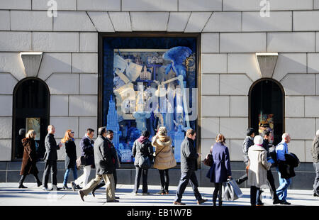 Manhattan New York USA Novembre 2014 - Fête de Noël décoré windows au magasin Bergdorf Goodman dans la Cinquième Avenue Photographie Banque D'Images