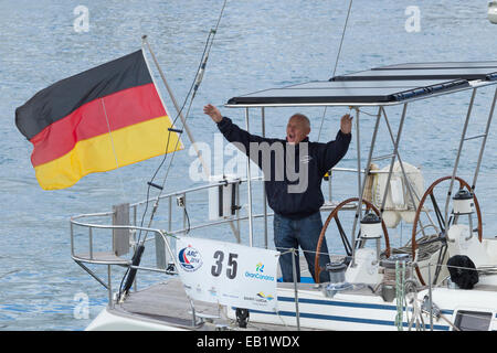 Gran Canaria, Îles Canaries, Espagne. 24 novembre, 2014. 78 ans, Manfred Kerstan de Berlin, commence son 20e course ARC transatlantique en tant que skipper du yacht 'Albatros' comme yachts partez à la ligne de départ de l'ARC (l'Atlantic Rally for Cruisers) course transatlantique/crossing qui commence à Las Palmas, Gran Canaria et finitions à Rodney Bay sur Santa Lucia dans les Caraïbes. Plus de 200 yachts de 29 pays a commencé le plus grand événement nautique de Transocean, maintenant dans sa 29e année. Banque D'Images