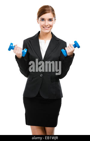 Belle et jeune business woman lifting weights and smiling, isolé sur fond blanc Banque D'Images