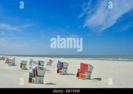 L'île de Baltrum, chaises longues sur la plage, Basse-Saxe, îles de la Frise orientale, Allemagne Banque D'Images